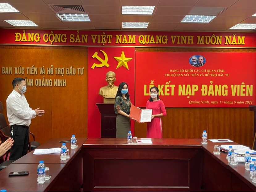 Đồng chí Phạm Thị Thùy nhận Quyết định kết nạp Đảng 