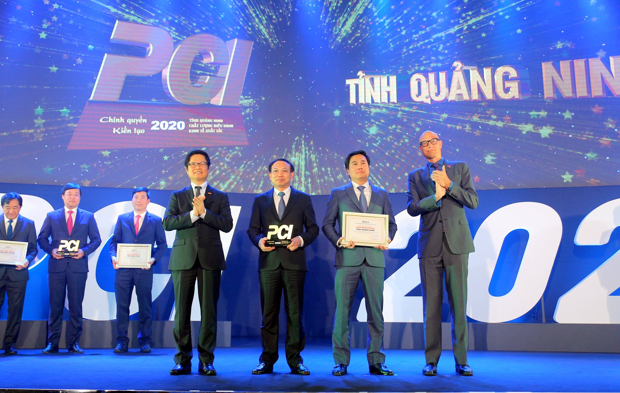 Lãnh đạo tỉnh Quảng Ninh nhận Cúp quán quân PCI năm 2020