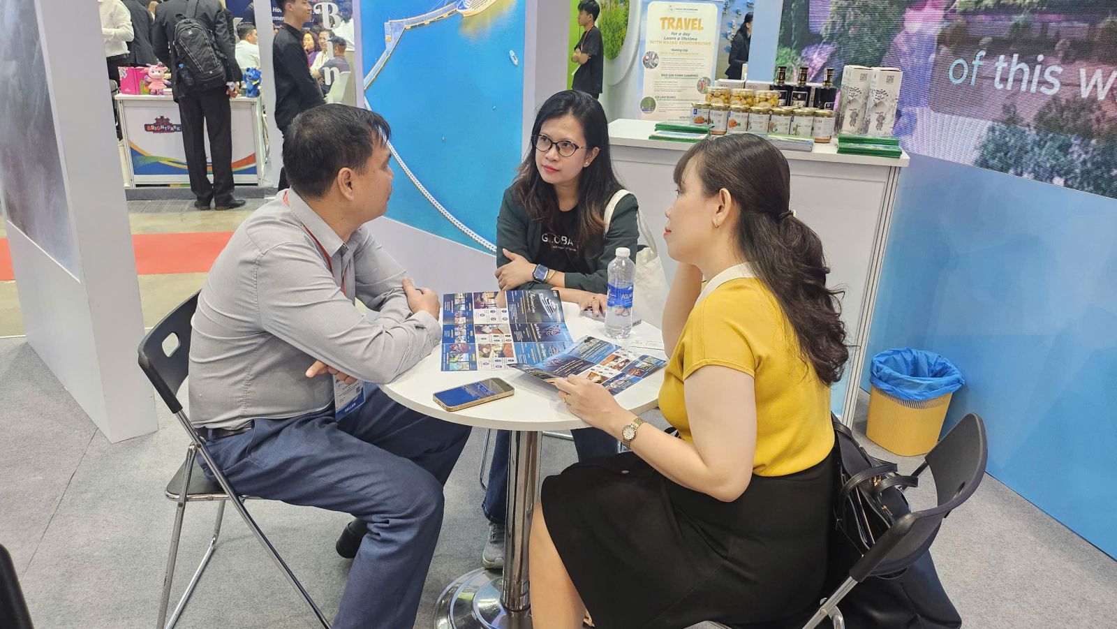 Các doanh nghiệp du lịch chủ động tìm kiếm và làm việc với đối tác tại gian hàng Quảng Ninh.
