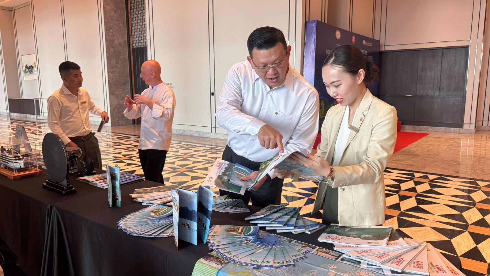 Đại biểu dự Hội nghị tìm hiểu về vị trí các hang động, bãi tắm trên vịnh Hạ Long.
